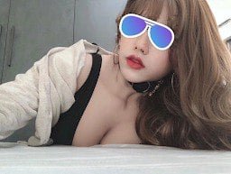 Ela usava uma saia sexy se preparando para ir ao festival, e seu irmão 'acidentalmente' tocou os seios enormes por trás