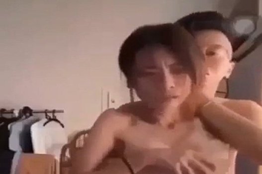 Irmãs próximas desejam convidar um ao outro para o hotel para sexo