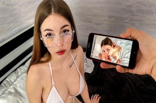 A filha e seu padrasto fazem amor para se vingar de sua mãe