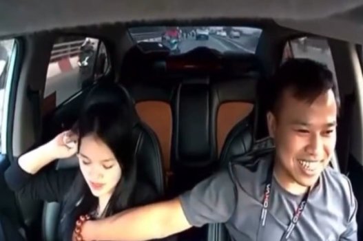 Lindas garotas estão muito animadas quando saem em Hanói