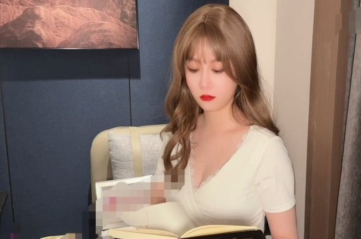 Empregada doméstica com uma rodada grande e bonita mostrando amor, desfrutando de sexo intenso