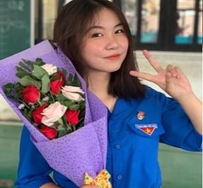 A aluna Truong Lam Vinh Tuc mostra seus seios redondos